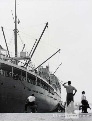 Genua. Im Hafen. Schiff am Kai