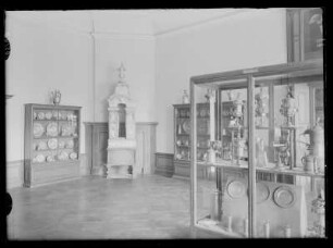 Schloss Moritzburg, Raum mit Demiani-Sammlung, Vitrine mit Innungszinn