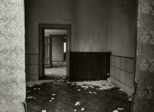 Dresden-Neustadt, Proschhübelstraße 8. Ehemalige Kaserne der Sowjetarmee (Stabsgebäude der 11. Gardepanzerdivision). 1. Obergeschoss, Seitenflügel. Blick durch Verbindungstüren dreier Räume