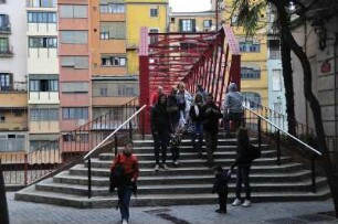 Girona - Fußgängerbrücke von Eiffel : Die Fußgängerbrücke "Pont de les Peixateries Velles" über den Fluß Onyar ist 1877 von Gustave Eiffel konstruiert worden. Aufgenommen am 16. April 2012 in der Altstadt von Girona
