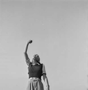 Elisabeth Gremmler hält einen Stein zum Himmel