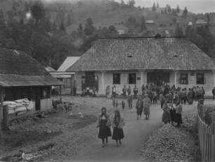 Straßenszene : Straßenszene nach einem Gottesdienst.