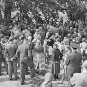 Grundsteinlegung für einen Schule in Briesen. Zuschauer. : Połoženje zakładneho kamjenja za šulu w Brjazynje. Přihladowarjo.