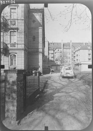 Dresden-Neustadt, Antonstraße 14/16. Wohn- und Geschäftshaus mit Bahnhof-Apotheke (1864). Seitenfront (Teilansicht, von der Erna-Berger-Straße)