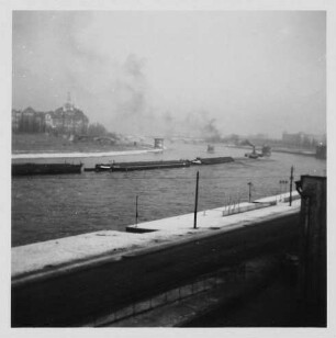 Dresden-Altstadt. Blick von der Brühlschen Terrasse über die Elbe gegen die zerstörte Carolabrücke