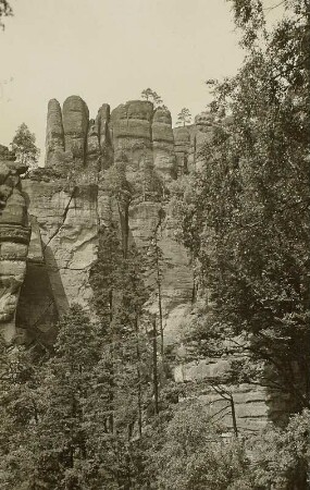 Elbsandsteingebirge. Schmilkaer Gebiet. Bussardtürme, von der Heiligen Stiege gesehen