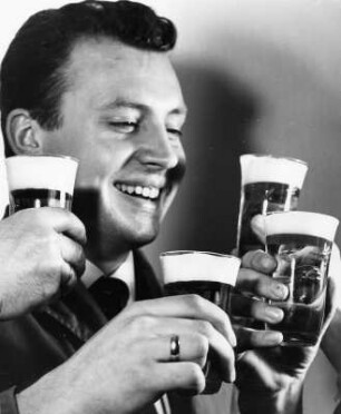 Männer beim Bier trinken. Sie lassen es ich schmecken