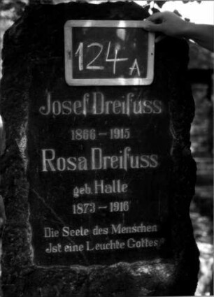 Grabstein 124 (Index: 100109828) Material: Granit Zustand: gut Maße HxBxT: 140x60x30 cm Beschreibung: grob stelenhaft behauener Stein, poliertes Schriftfeld Besonderheit: Doppelgrab: Grabstein 124A