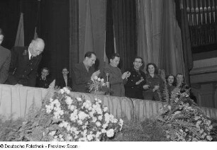 Applaudierendes Podium des Kongreßes des Jungen Brigadiers