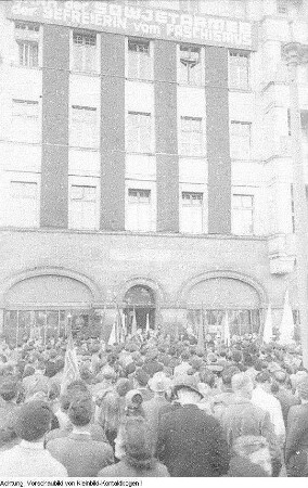 Dresden, Fritz-Heckert-Platz (Wettiner Platz), Enthüllung einer Gedenktafel zur Erinnerung an die Bücherverbrennung am 8. März 1933 auf dem Platz am Tag des freien Buches durch Hermann Matern, 10. Mai 1948