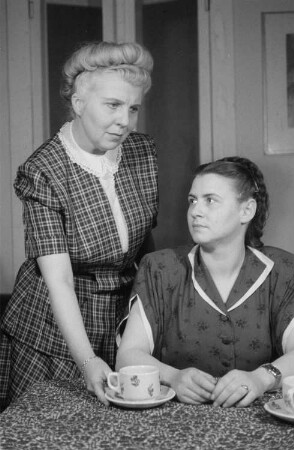Szenenbilder aus dem Stück "Der Moskauer Charakter" von Anatoli Wladimirowitsch Sofronow im Haus der Kultur der Sowjetunion Berlin : Szene mit Friedel Nowack als Irina und Angelika Hurwicz als Anja
