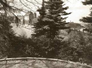 Meißen. Schloss Siebeneichen vom Rondell im Park aus gesehen; rechts Blick zur Albrechtsburg in Meißen