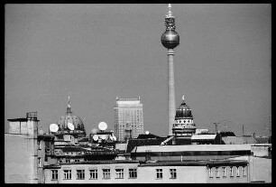 Blick über die Dächer auf Berlliner Dom, Hotel "Stadt Berlin" und Fernsehturm