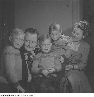 Familienporträt und Einzelaufnahmen der Kinder