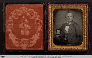 Portrait eines jungen Mannes, der eine Daguerreotypie in Händen hält