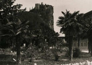 Arco. Italien. Blick vom Stadtzentrum auf die Ruine der Burg