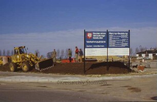 Gewerbegebiet: Neubau der KFZ-Zulassungsstelle: Bauschild und Baufahrzeug