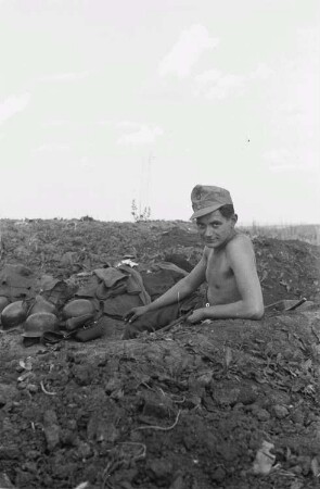 Zweiter Weltkrieg. Frontbilder. Sowjetunion. Deutscher Wehrmachtsangehöriger neben seinem Marschgepäck