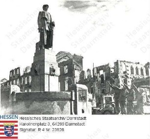 Darmstadt, 1945 März 28 / US-Soldaten vor dem Bismarck-Denkmal in der zerbomten Stadt, das Denkmal mit Hitler-Gruß grüßend