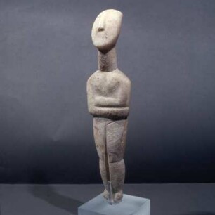 Stehendes weibliches Idol : München, Antikensammlung, weibliches Idol, frühe Spedos-Art, frühkykladisch II. Trapezförmige Armhaltung, Beindurchbrechung