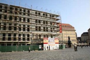 Dresden-Altstadt, An der Frauenkirche 19. Wohn- und Geschäftshaus während der Errichtung mit Gerüst