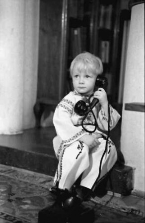 Bukarest: Söhnchen [Festenberg], am Telefon im rumänischen Kostüm