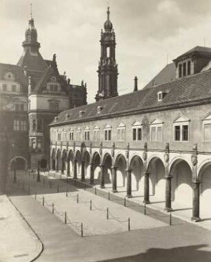 Stallhof : Dresden, Blick vom Johanneum nach Nordwesten über den Hof auf Langen Gang und Georgenbau des Schlosses. Zustand kurz nach der Freilegung des Arkadengangs