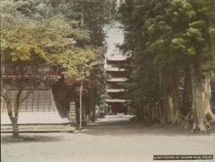 Ikegami Pagode mit Teilansicht eines Glockenhauses