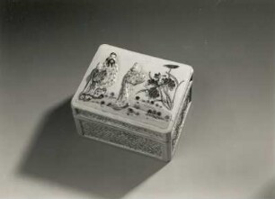 Sauciere (China, 1736/1795, Regierungsperiode Qianlong; Porzellan, Reliefdekor; Aufglasurmalerei; Höhe 6,2 cm; Länge 9,2 cm; Breite 7,5 cm; Staatliche Kunstsammlungen Dresden (SKD)