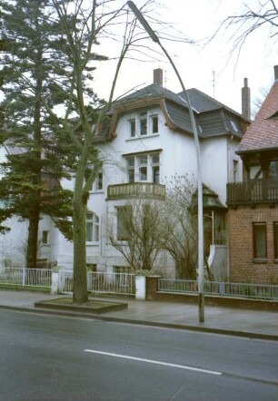 Kurparkallee 4: Stadtvilla: Straßenfront: Mansarddach mit Zwerchgiebel: Standerker, Altan: Eingang mit Treppe, Windfang und Verdachung