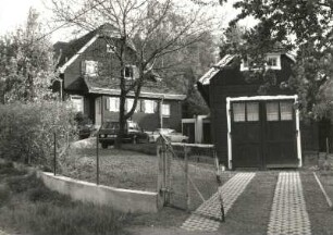 Cossebaude-Niederwartha, Oberwarthaer Straße 4. Wohnhaus (Russische Villa) (um 1910). Ansicht mit Nebengebäude