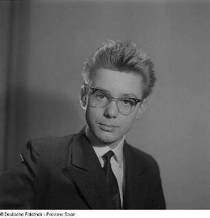 Porträt eines jungen Mannes mit Brille