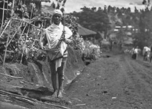 Dorfstraße : Musikant der Oromo auf einer Strraße durch Dembi Dolo.