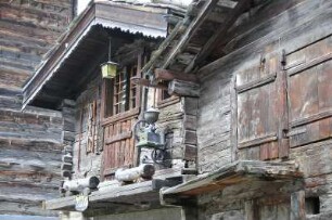 Zermatt - Holzhaus : Viele der im Ortsbild erhalten gebliebenen Holzhäuser werden heute als Ferienwohnungen genutzt. Aufgenommen in Zermatt am 16. Mai 2010