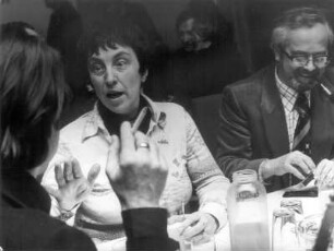 Prof. Ruth Zechlin; Günter Kochan : Ruth Zechlin (1926-2007; Komponistin) im Gespräch; rechts Günter Kochan (1930-2009; Komponist)