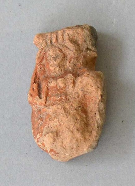 Figurine en argile (fragment de récipient)