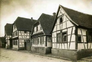 Bei Landau: Bahnhofstraße