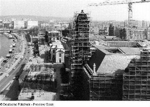 Blick über das Terrassenufer, die Brühlsche Terrasse und das Ständehaus (teilweise eingerüstet)