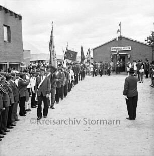Schützenverein Redderschmiede e.V.: Vorplatz der Schützenhalle: Schützenfest: Einmarsch von Fahnenabordnungen Stormarner Schützenvereine