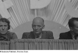Porträt Adolf Henneckes auf dem Podium, neben Erich Honecker