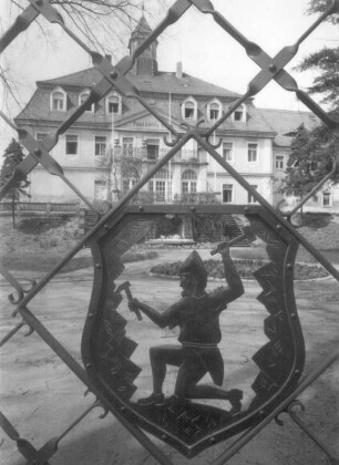 Gitter mit Bergmannswappen von Kunstschmied Mörbitz. Schmiedeeisen, um 1960. Bad Gottleuba-Berggießhübel, Paul-Linde-Haus der Kurklinik, Hoftor