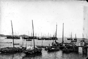 Am Fluss : Mehrere Boote in einem Hafen