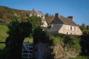 Frankreich. Basse Normandie. Manche. Vauville. Typische Häuser hinter Hecke