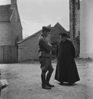 Hans-Adalbert von Stockhausen (links) im Gespräch mit einem katholischen Pfarrer (Aufnahme im Rahmen der Fotokampagne im besetzten Frankreich)