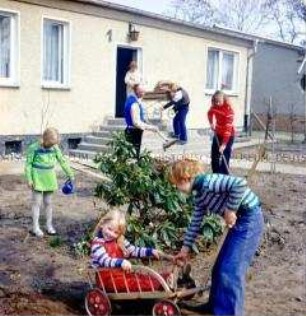 Familie aus Berlin (Ost) vor ihrem Haus