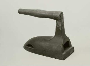 Gas-Bügeleisen (Haushalt-Bügeleisen). Eisen; Ende 19. Jahrhundert : Gas-Bügeleisen (Haushalt-Bügeleisen). Eisen; Ende 19. Jahrhundert. Dresden: Privatsammlung