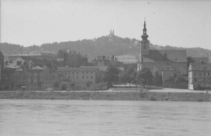 Linz: Blick von der Anlegestelle auf Urfahr und Pöstlingberg