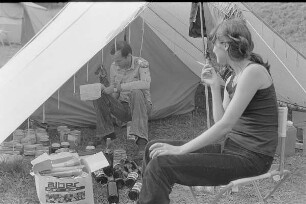 Čičmany. Akt-Pleinair 1980. Peter Söllner und Eva Mahn am Vorzelt mit Lebensmittelvorräten