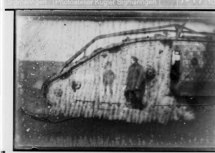 Zerstörter britischer Tank, Typ Mark, mit Soldat