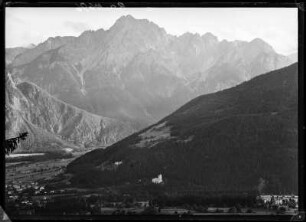 Österreich, Lienz. Stadtteilansicht. Schloss Bruck gegen Lienzer Dolomiten über das Iseltal gesehen